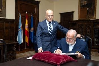 Noboa firma no Libro de Honra da Deputación, na presencia de Baltar.