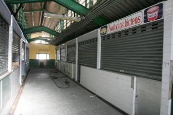 Interior de la plaza de abastos, donde el Concello renovará la cubierta para evitar filtraciones (Foto: MARCOS ATRIO)