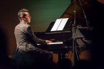 El músico Alfonso Medela durante un concierto ofrecido en el Auditorio de Carballiño.
