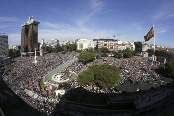 Los asistentes a la convocatoria de la Asociación Víctimas del Terrorismo abarrotaron la Plaza de Colón de Madrid.  (Foto: J.C. HIDALGO)