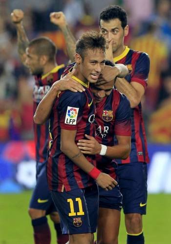 Neymar y Alexis celebran el 2-0. (Foto: ANDREU DALMAU)