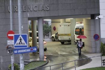 Acceso al servicio de urgencias del Complejo Hospitalario de Ourense. (Foto: MIIGUEL ÁNGEL)