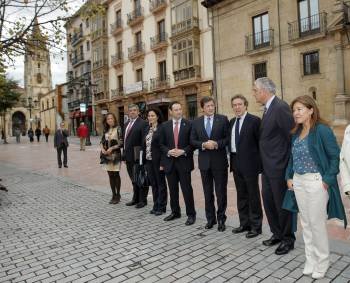 Los representantes de los cuatro ejecutivos posan para los medios antes de la reunión en Oviedo. (Foto: ALBERTO MORANTE)