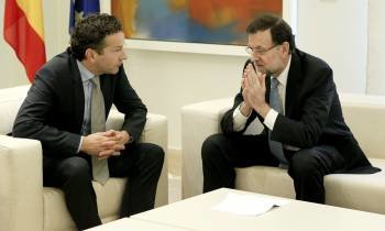 El presidente del Eurogrupo, Jeroen Dijsselbloem, durante su encuentro de ayer con Mariano Rajoy. (Foto: PACO CAMPOS)