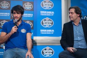 Carlos Sainz Jr, ayer en la fábrica de la cervecera junto a Ignacio Rivera, consejero delegado.