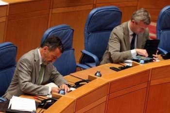 Hernandez y Rueda, durante la sesión plenaria en el Parlamento autonómico. (Foto: VICENTE PERNÍA)