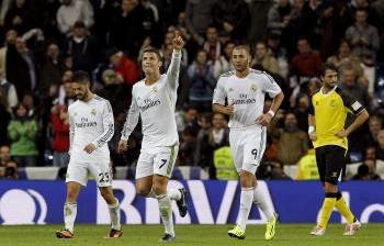 Ronaldo celebra uno de los goles madridistas. (Foto: ALBERTO MARTÍN)