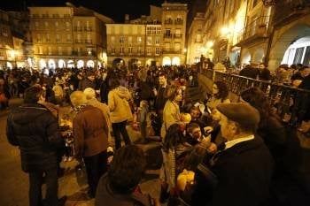 La Praza Maior de Ourense se llenó de familias dispuestas a disfrutar de la noche del Samaín. (Foto: FOTOS: XESÚS FARIÑAS)