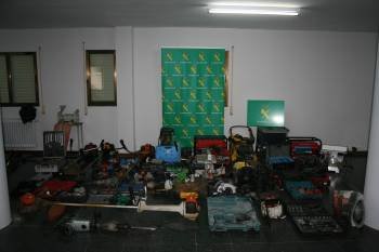El material incautado quedó expuesto en las instalaciones del cuartel de la Guardia Civil de Santa Mariña.