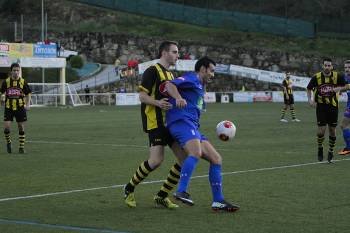Moisés Pereiro protege un balón ante un defensor del Rápido de Bouzas. (Foto: MIGUEL ÁNGEL)