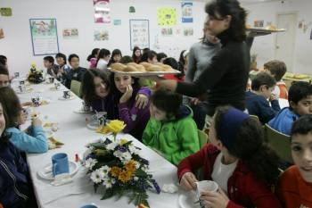 Escolares en un comedor de la ciudad, uno de los servicios que tiene que pagar el Concello de Ourense. (Foto: ARCHIVO)
