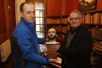 Fernando Serrulla entrega a Luis Martínez-Risco el busto de Romasanta. (Foto: XESÚS FARIÑAS)