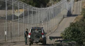 Agentes de la Guardia Civil, vigilando el perímetro de la valla de Melilla. (Foto: ARCHIVO)