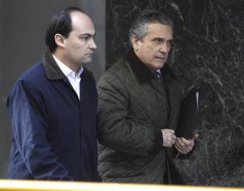 Gerardo Díaz Santamaría (i), acompañado por su abogado, cuando acudió a declarar ante el juez Eloy Velasco. 