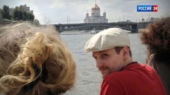 El exanalista de la CIA Edward Snowden en su última fotografía, paseando en barca por Moscú.