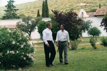 Aznar pasea con Bush en la finca del Estado de Quinto de Mora. (Foto: EFE)