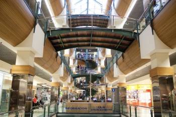 El centro comercial Ponte Vella tiene cerca de cien locales, de los que un 95% están ocupados (Foto: JAINER BARROS)