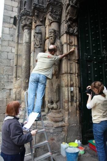Un grupo de técnicos chequean la portada, en una reciente visita a la Catedral. (Foto: José Paz)