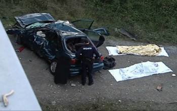 Imagen de la televisión autonómica vasca ETB, en la que se aprecian los cadáveres al lado del vehículo.