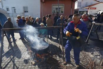 Preparando las castañas asadas para degustar en la comida, en la plaza mayor de Riós. (Foto: FOTOS: XESÚS FARIÑAS)