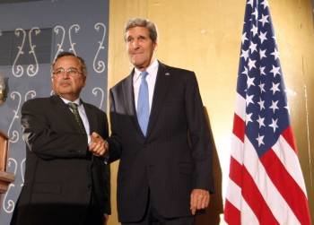 Kerry estrecha la mano de Fahmy. (Foto: KHALED ELFIQI)