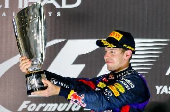 Vettel observa el trofeo recibido como primer clasificado del GP de Abu Dabi. (Foto: SRDJAN SUKI)