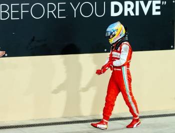 Fernando Alonso, todavía con el casco puesto una vez finalizada la carrera. (Foto: SRDJAN SUKI)