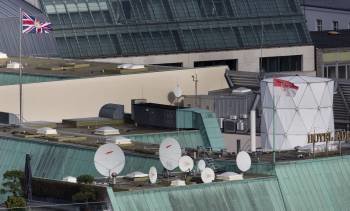 Antenas y estructuras sin identificar en la parte superior de la embajada de Reino Unido en Berlín. (Foto: MICHAEL KAPPELER)