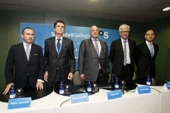 Oliu (centro), con el director general adjunto Jaume Puig (dcha) y el consejero delegado Jaime Guardiola (izqda). (Foto: CABALAR)