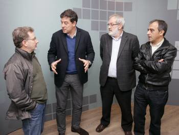 Gómez Besteiro, segundo por la izquierda, durante la reunión con los dirigentes sindicales. (Foto: XOÁN REY)