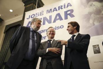 Aznar, a la derecha, conversa con Piqué y Fidalgo. (Foto: HIDALGO)