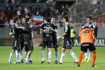 Los jugadores del Celta festejan el triunfo en Sevilla. (Foto: PACO PUENTES)