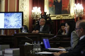 Soto, a la derecha, en su primera intervención. A su lado, Vázquez Barquero. Al fondo, el alcalde, y la pantalla con planos y documentación. (Foto: X. FARIÑAS)