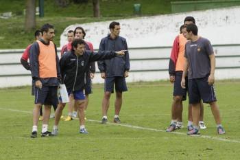Luisito, ayer junto a sus futbolistas durante el entrenamiento en el club Santo Domingo. (Foto: MIGUEL ÁNGEL)