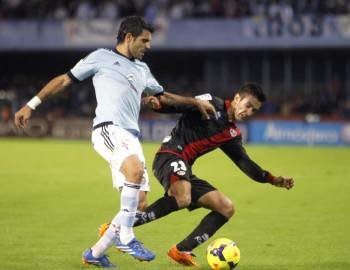 Augusto Fernández disputa la pelota con Alberto Bueno. (Foto: SALVADOR SAS)