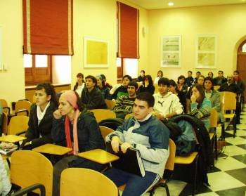 Un grupo de jóvenes, antes de un charla sobre el programa Erasmus.