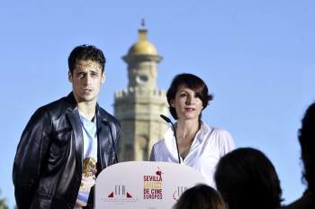 Martiño Rivas y Nawja Nimri, en el anuncio de las nominaciones. (Foto: RAÚL CARO)