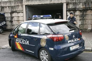 Un vehículo de la Policía Nacional accede a los Juzgados de Santiago.