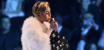 Miley Cyrus encendiéndose un porro tras recibir su premio de la MTV.