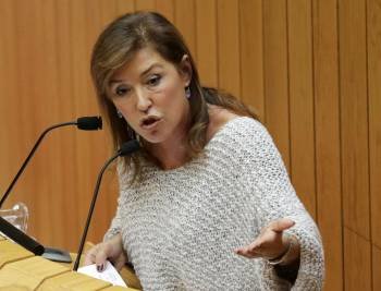 La conselleira de Traballo e Benestar, Beatriz Mato, en el pleno de la Cámara gallega.