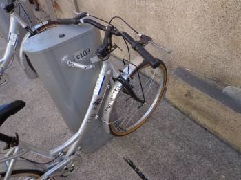 Una de las bicletas de alquiler de A Rúa que fueron destrozadas por los vándalos. (Foto: J.C.)