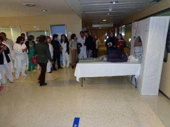 Concentración de trabajadores en el Hospital de Valdeorras, donde también se ceban los recortes. (Foto: J.C.)