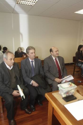 Cobreiro, Selas y Martínez, en el banquillo, al inicio del juicio. (Foto: M. ANGEL)