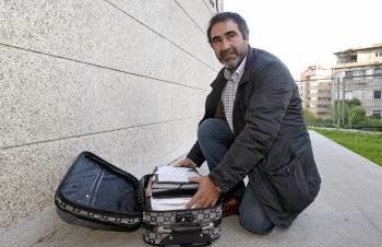 José Manuel Costas, de la empresa 5 Jotas, muestra la maleta con documentos que llevó al juez. (Foto: SALVADOR SAS)