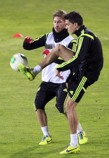 Sergio Ramos y Marc Bartra, en el entrenamiento de ayer. (Foto: ZIPI)