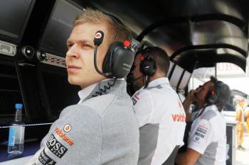 Kevin Magnussen, en el muro de McLaren.
