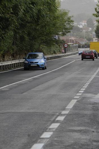 La carretera de Seixalbo aparece mal reflejada en el PXOM. (Foto: MIGUEL ÁNGEL)