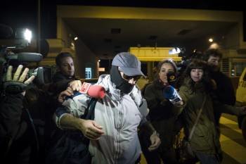 El violador del ascensor, saliendo el jueves de la prisión madrileña de Alcalá Meco. (Foto: LUCA PIERGIOVANNI)