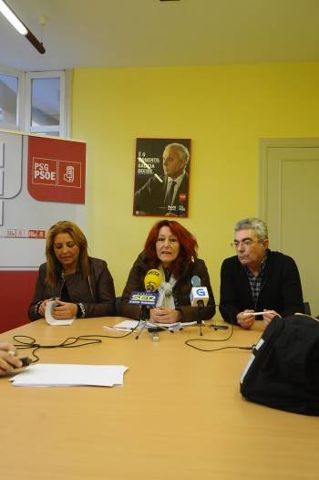 María Quintas (i.), Carmen Acuña y Raúl Fernández. (Foto: MARTIÑO PINAL)