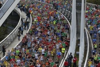 El paso por el puente del Milenio de la carrera. (Foto: XESÚS FARIÑAS)